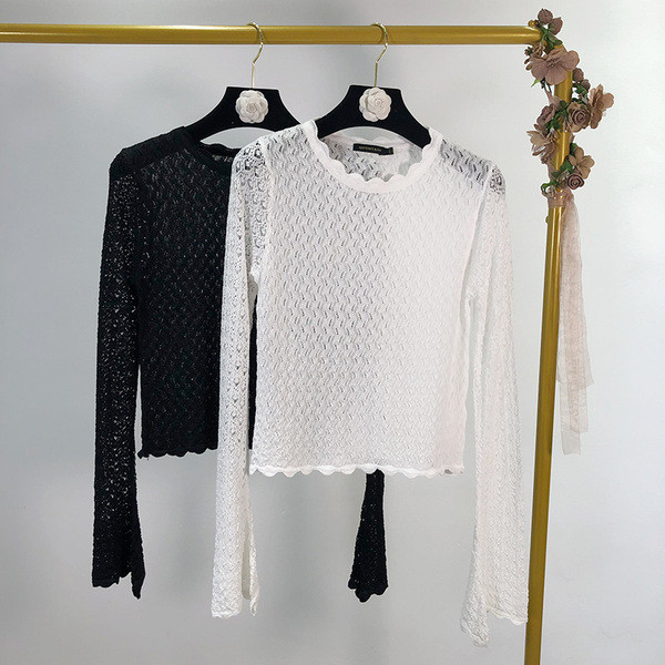 Vékony kötésből készült női blúz ovális nyakkivágással