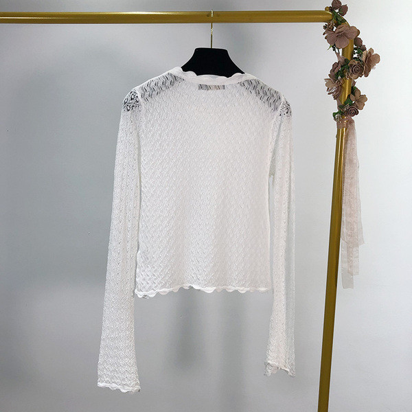 Vékony kötésből készült női blúz ovális nyakkivágással