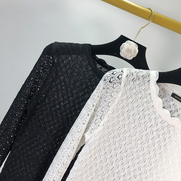 Vékony kötésből készült női blúz ovális nyakkivágással