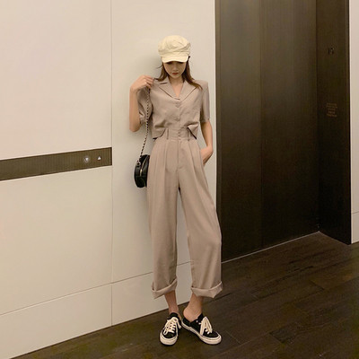 Salopetă de damă modernă în trei culori cu decolteu în V