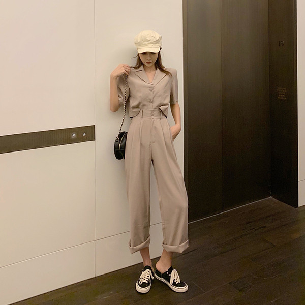 Salopetă de damă modernă în trei culori cu decolteu în V