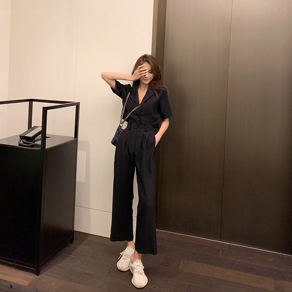 Salopetă de damă modernă în trei culori cu decolteu în V