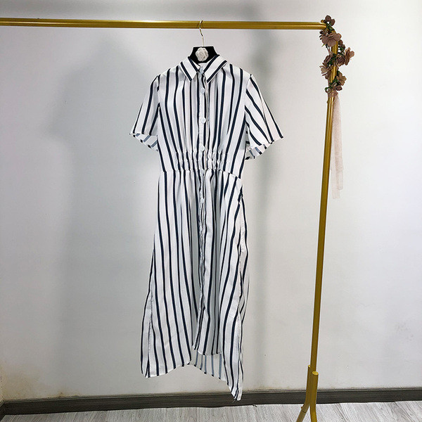 Hosszú csíkos ruha gombokkal