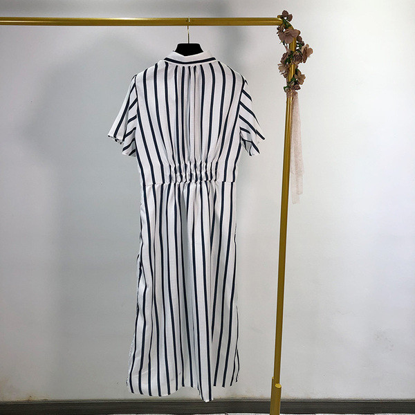 Hosszú csíkos ruha gombokkal