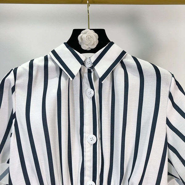 Hosszú csíkos ruha gombokkal