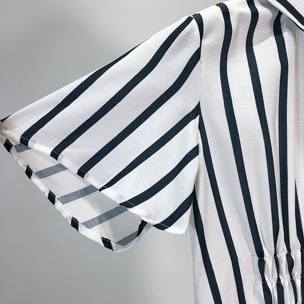 Hosszú csíkos ruha gombokkal