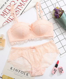 Lenjerie intimă în două părți cu dantelă în diferite culori