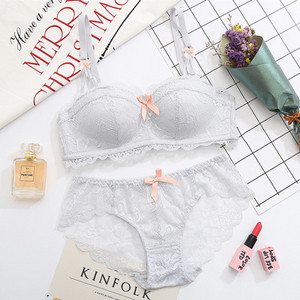 Lenjerie intimă în două părți cu dantelă în diferite culori