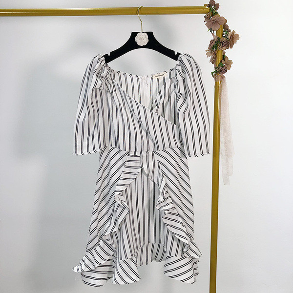 Rövid csíkos ruha mély nyakkivágással