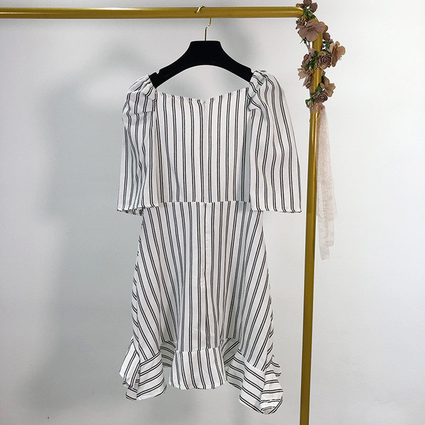 Rövid csíkos ruha mély nyakkivágással