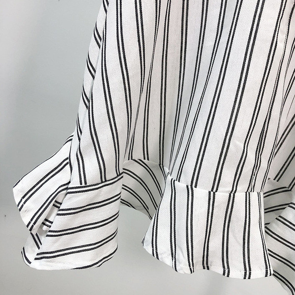 Rövid csíkos ruha mély nyakkivágással