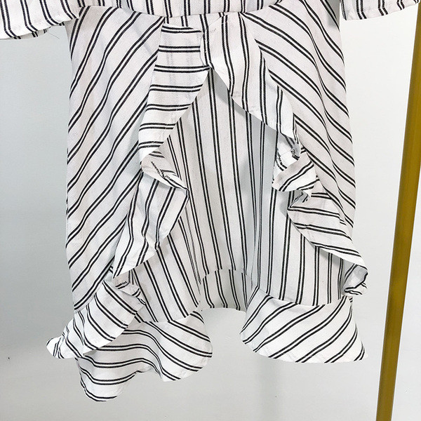 Rövid csíkos ruha mély nyakkivágással