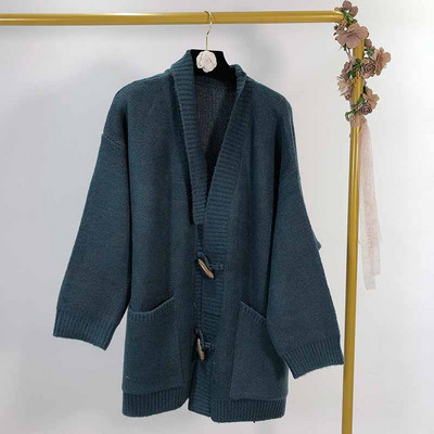 Vesta tricotata cu nasturi si buzunare in trei culori