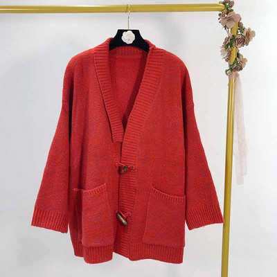 Vesta tricotata cu nasturi si buzunare in trei culori