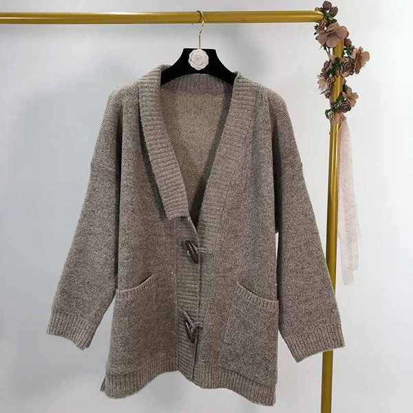 Vesta tricotata cu nasturi si buzunare in trei culori