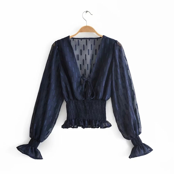 Bluză de damă din dantelă cu decolteu în V adânc în albastru