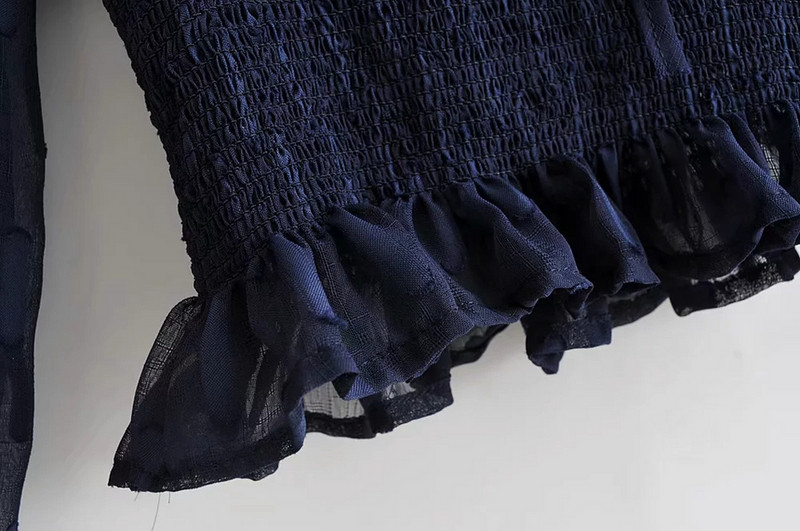 Bluză de damă din dantelă cu decolteu în V adânc în albastru