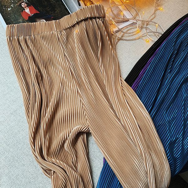 Pantaloni de dama moderni plisati in mai multe culori