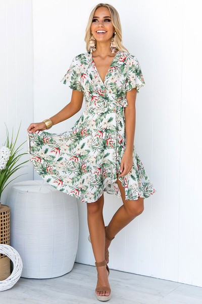 Rochie casual de dama cu maneci scurte si decolteu in V de culoare alba