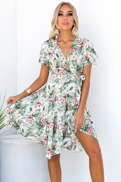 Rochie casual de dama cu maneci scurte si decolteu in V de culoare alba