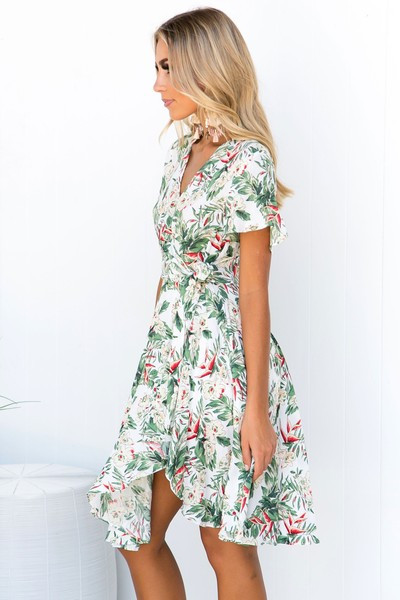 Rochie casual de dama cu maneci scurte si decolteu in V de culoare alba