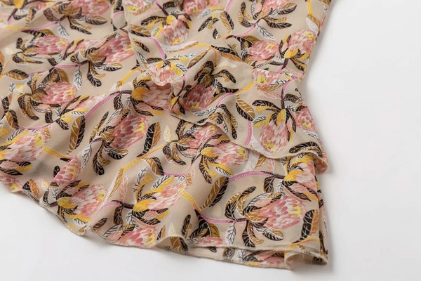 Rochie moderna de dama cu maneci lungi, curea si motive florale