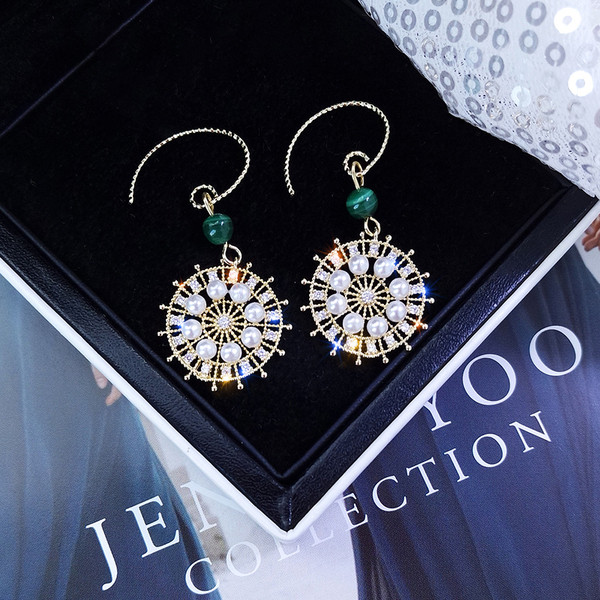 Modern női fülbevaló gyöngyökkel és gyöngyökkel