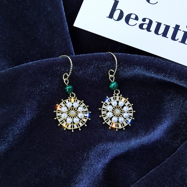 Modern női fülbevaló gyöngyökkel és gyöngyökkel