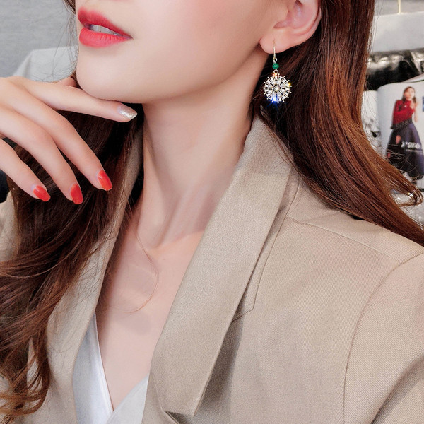 Modern női fülbevaló gyöngyökkel és gyöngyökkel