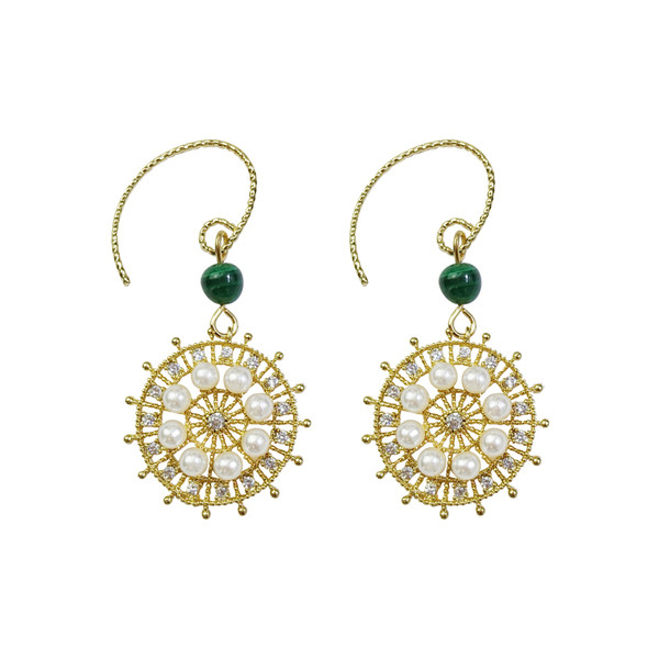 Modern női fülbevaló gyöngyökkel és gyöngyökkel