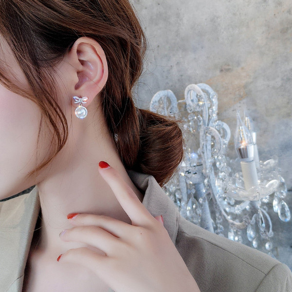 Aktuális női fülbevaló kövekkel és gyöngyökkel