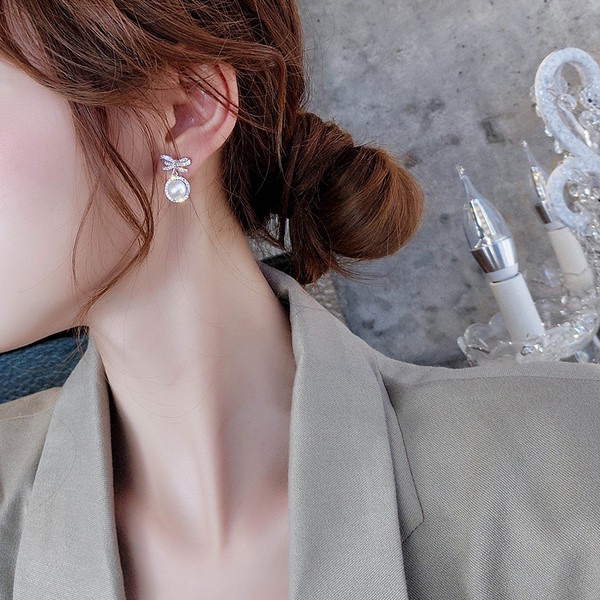 Aktuális női fülbevaló kövekkel és gyöngyökkel