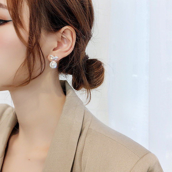 Aktuális női fülbevaló kövekkel és gyöngyökkel