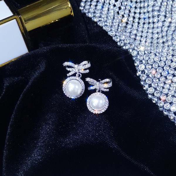 Aktuális női fülbevaló kövekkel és gyöngyökkel