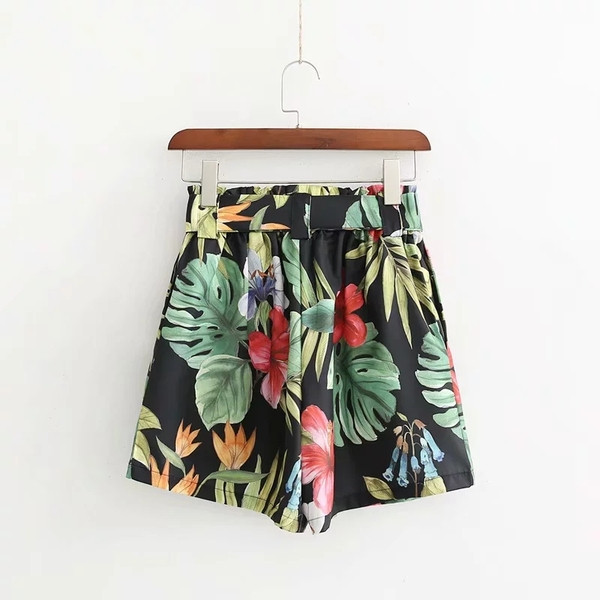 Pantaloni scurti eleganti de dama cu talie elastica si model floral
