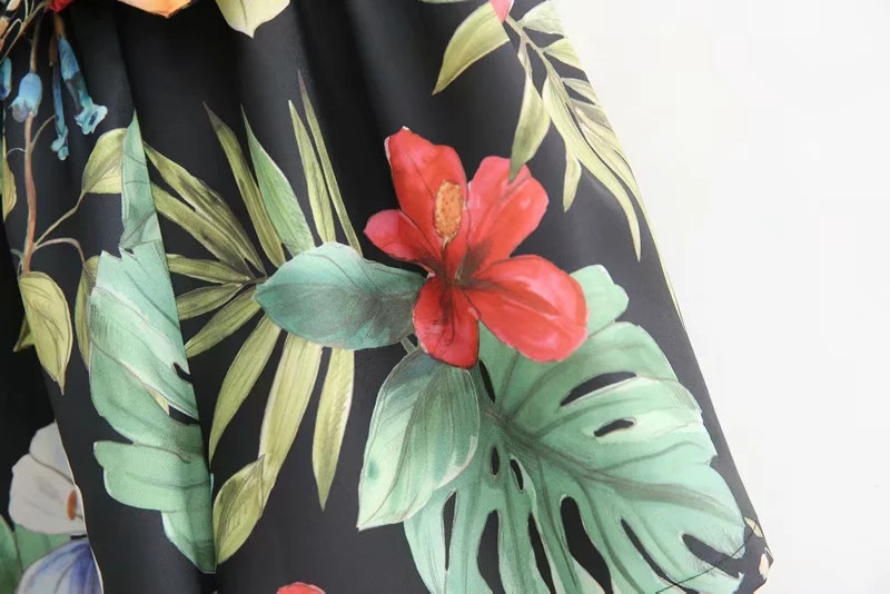 Pantaloni scurti eleganti de dama cu talie elastica si model floral