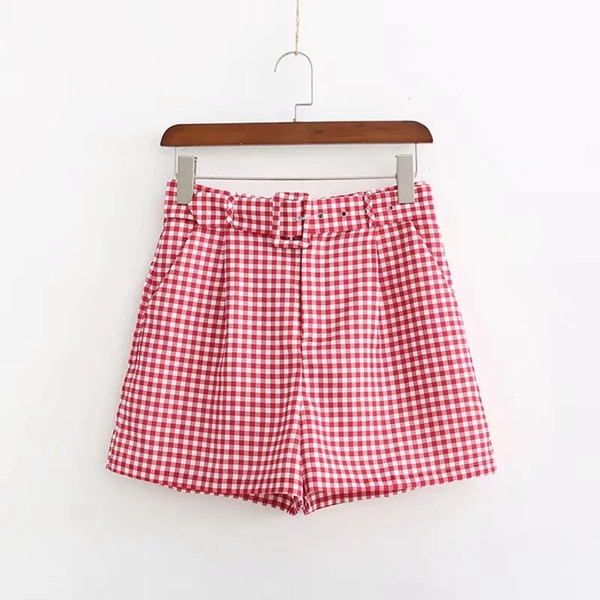 Kockás női rövidnadrág piros övvel