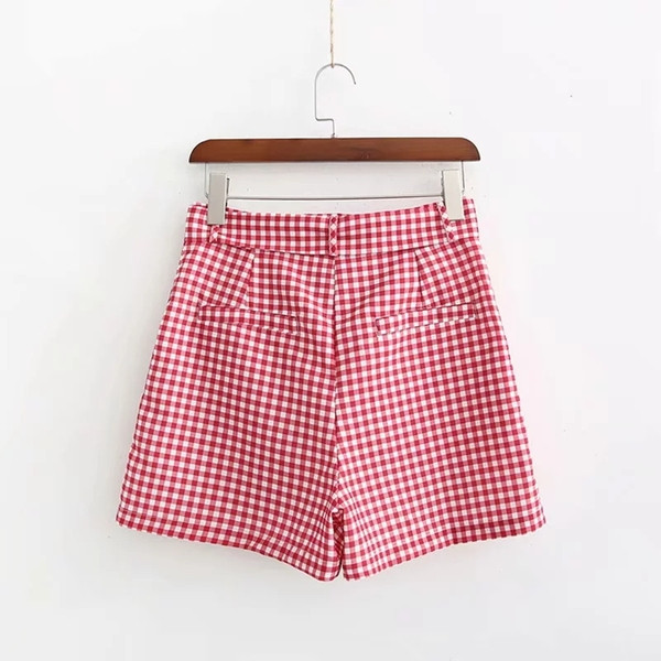 Kockás női rövidnadrág piros övvel