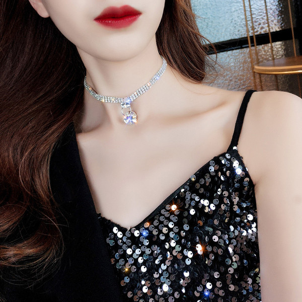 Colier de dama modern de culoare argintie cu pietre