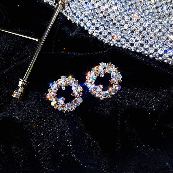 Cercei moderni de dama de culoare argintie cu pietre colorate