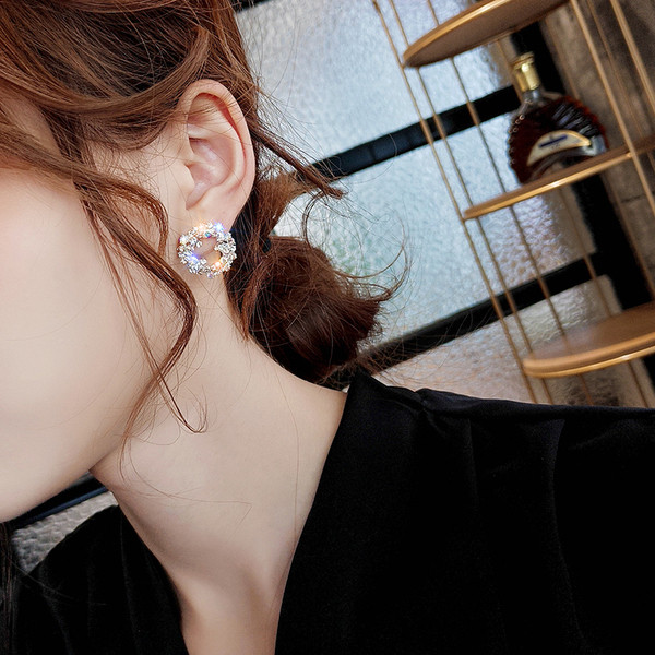 Cercei moderni de dama de culoare argintie cu pietre colorate