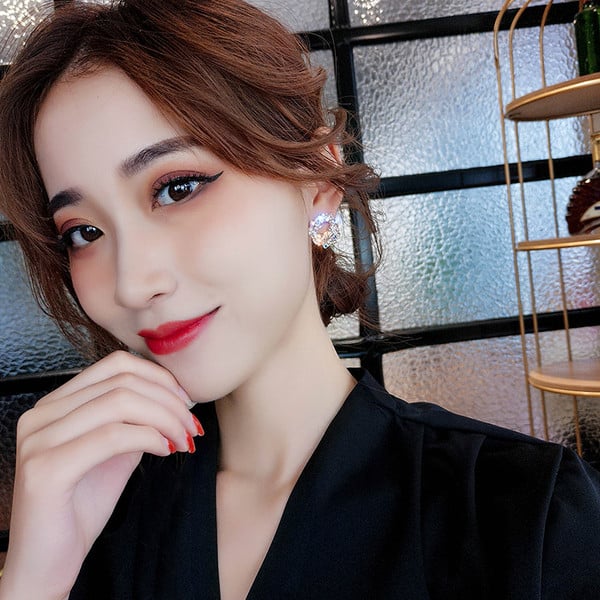 Cercei moderni de dama de culoare argintie cu pietre colorate