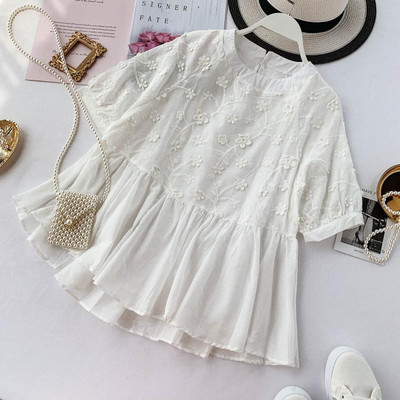 Model elegant de bluză de damă cu mâneci scurte și broderie în alb