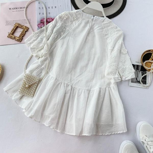 Model elegant de bluză de damă cu mâneci scurte și broderie în alb