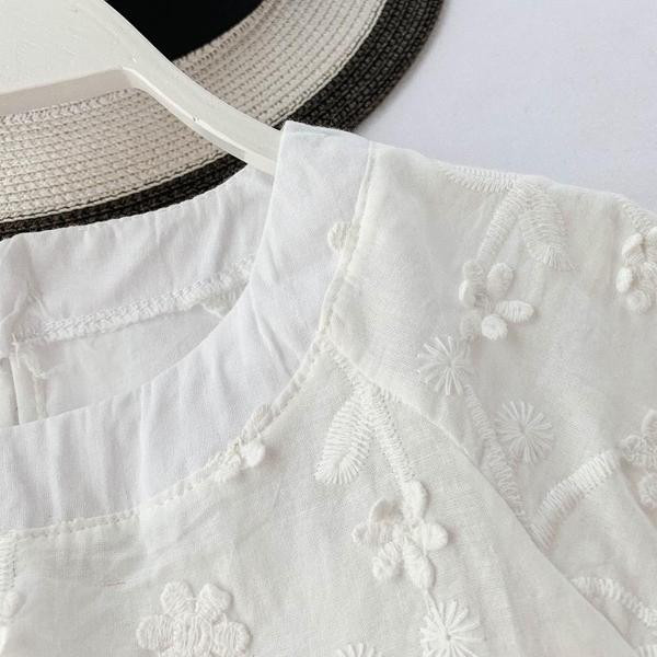 Model elegant de bluză de damă cu mâneci scurte și broderie în alb