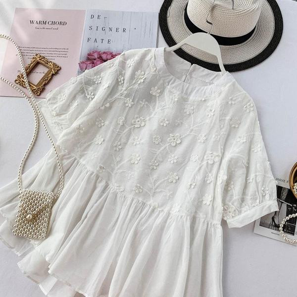 Model elegant de bluză de damă cu mâneci scurte și broderie în alb