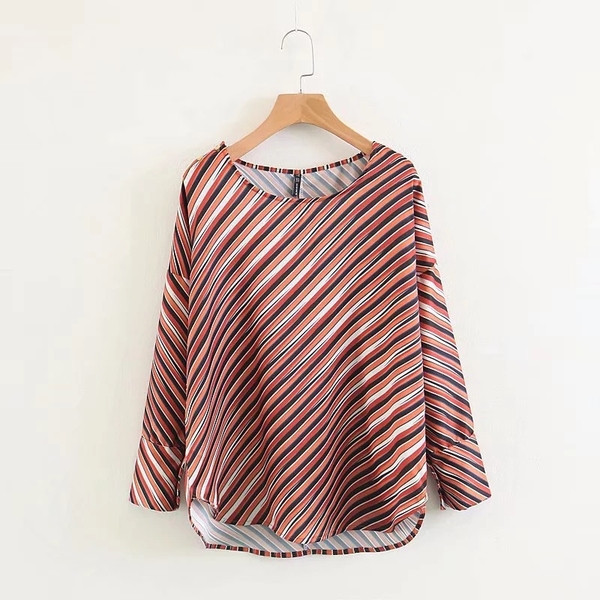 Bluză de damă cu decolteu O și mâneci lungi