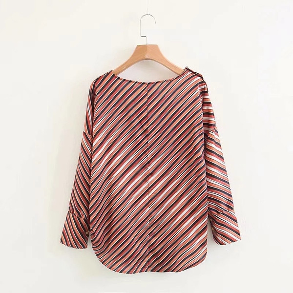 Bluză de damă cu decolteu O și mâneci lungi