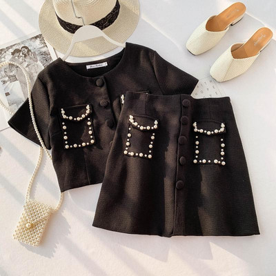 Stílusos női szett fekete-fehér gyöngyökkel díszített ingből és szoknyából