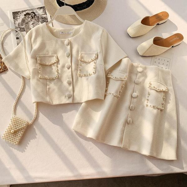 Stílusos női szett fekete-fehér gyöngyökkel díszített ingből és szoknyából